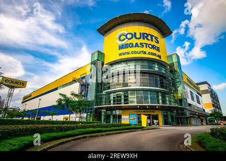 COURTS Megastore Tampines, il offre plus de 136 000 pieds carrés d'électronique, de meubles, d'appareils électroménagers et de produits INFORMATIQUES pour une grande destination shopping Banque D'Images