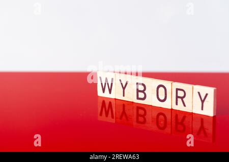 Les couleurs blanches et rouges polonaises et le mot, WYBORY, en polonais, signifiant élections législatives, le concept des élections en Pologne en octobre 2023 Banque D'Images