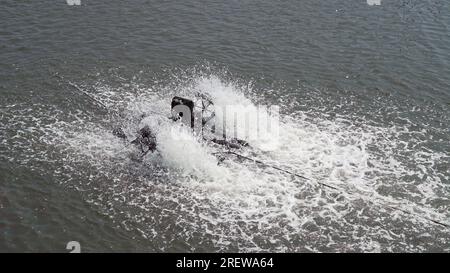 Roue à eau (turbine à eau, turbine d'aération) dans les étangs d'aquaculture. Un outil pour augmenter l'oxygène, améliorer la qualité de l'eau. Banque D'Images