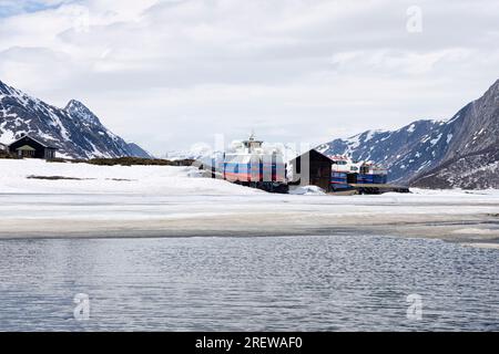 À l'extrémité est du lac presque gelé Gjende hors saison. Les bateaux d'excursion sont toujours à terre. Gjendesheim, municipalité de Vågå, Innlandet, Norvège Banque D'Images