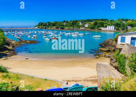 Plage idyllique en France. Vue sur une petite crique de la Côte de Jade, Pornic. Banque D'Images