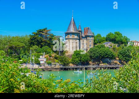 Vue panoramique sur le port de Pornic avec un château pittoresque Banque D'Images