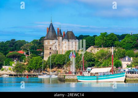 Vue sur Port de Pornic avec son château en été Banque D'Images