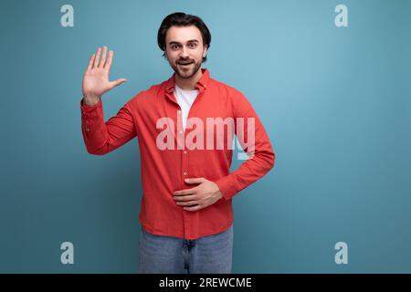 homme millénaire brunette de 35 ans avec de magnifiques saluts de cheveux Banque D'Images
