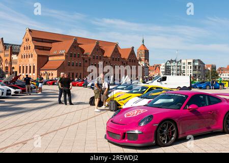 Gran Turismo Polonia supercars garés dans la vieille ville de Gdansk, Pologne, Europe, UE en juillet 2023 Banque D'Images