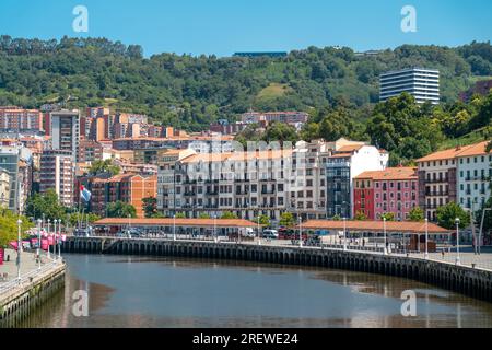 Zone de promenade de la rivière Nervion. En arrière-plan la vieille ville de Bilbao en face de la rivière Nervion. Destination de voyage dans le nord de l'Espagne Banque D'Images