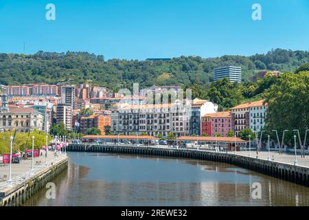 Zone de promenade de la rivière Nervion. En arrière-plan la vieille ville de Bilbao en face de la rivière Nervion. Destination de voyage dans le nord de l'Espagne Banque D'Images