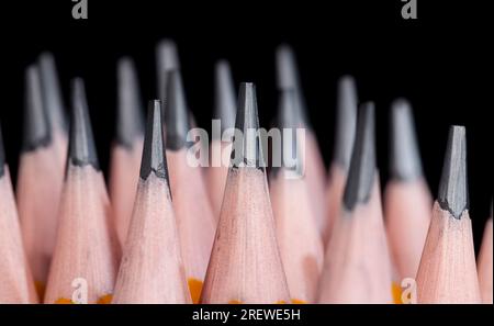 crayon en bois jaune ordinaire avec fil gris souple pour dessiner et créer, gros plan de crayons après aiguisage, crayon en matériaux naturels Banque D'Images