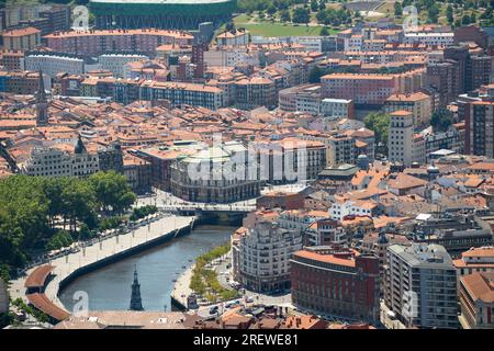 Vue panoramique sur la ville de Bilbao. Perspective d'en haut de la ville. En face de la vieille ville et de la rivière Nervion, en arrière-plan les montagnes Banque D'Images