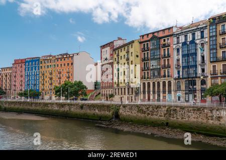 Zone de promenade de la rivière Nervion. En arrière-plan la vieille ville de Bilbao en face de la rivière Nervion. Destination de voyage dans le nord de l'Espagne Banque D'Images