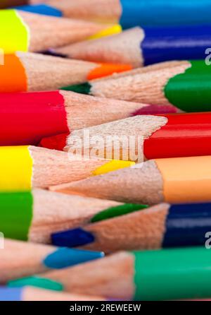 crayons en bois de couleur avec une mine de couleur différente pour le dessin et la créativité, crayons de gros plan faits de matériaux écologiques naturels sans danger pour les enfants Banque D'Images