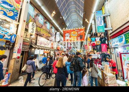 La galerie marchande couverte, Sennichimae, occupée avec les gens, le soir. Il sort dans Dotonbori et fait partie du quartier des divertissements d'Osaka Banque D'Images