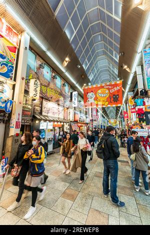 La galerie marchande couverte, Sennichimae, occupée avec les gens, le soir. Il sort dans Dotonbori et fait partie du quartier des divertissements d'Osaka Banque D'Images