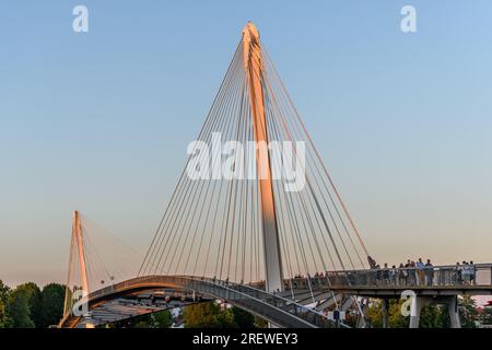 La passerelle des deux rives entre l'Allemagne et la France à Kehl et Strasbourg, symbole de la coopération transfrontalière. Bas-Rhin, collectivite européenne d Banque D'Images