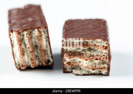 bonbons au cacao avec gaufres, gros plan de chocolats et gaufres croquantes à la farine, chocolats au lait Banque D'Images