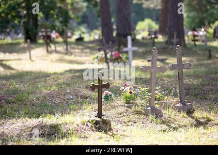 Ancien cimetière local, cimetière sur l'île de kihnu dans la mer baltique, estonie Banque D'Images