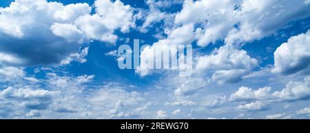 Panorama des nuages de ciel. Ciel bleu et fond de nuages blancs Banque D'Images