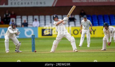 Harry est venu frapper pour le Derbyshire dans un match de championnat du comté contre Glamorgan Banque D'Images