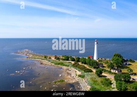 Vue aérienne d'un beau phare de Kihnu par une journée ensoleillée d'été, île de Kihnu, Estonie Banque D'Images