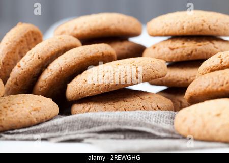 la structure poreuse des vrais biscuits ronds, biscuits ronds à base de farine de blé et d'avoine, la structure poreuse des vrais biscuits ronds, pas doux sec et Banque D'Images