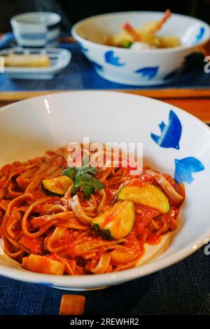 Juin 2023, Spaghetti à base de nouilles de sarrasin japonaises avec sauce tomate Banque D'Images