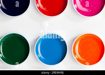 peintures et autres choses nécessaires pour le dessin, peintures de différentes couleurs utilisées dans le travail créatif Banque D'Images
