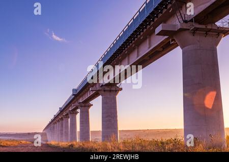 Parc national de Nairobi Kenya Standard Gauge Railway Line SGR Bridge piliers en béton dans le parc national de Nairobi Kenya Capital East Africa Morning beautif Banque D'Images