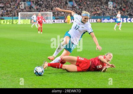 (230730) -- DUNEDIN, 30 juillet 2023 (Xinhua) -- Nadine Riesen (droite) de Suisse rivalise avec Hannah Wilkinson de Nouvelle-Zélande lors du match du groupe A à la coupe du monde féminine de la FIFA 2023 à Dunedin, Nouvelle-Zélande, le 30 juillet 2023. (Xinhua/Zhu Wei) Banque D'Images