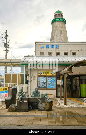 2023 juin, Sakaiminato. Mizuki Shigeru joue avec ses personnages yokai de son manga Gegege no Kitaro devant la gare de Sakaiminato. Banque D'Images