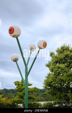 2023 juin, Sakaiminato. Réverbère décoré de globes oculaires, un personnage yokai du manga Gegege no Kitaro le long de la route Mizuki Shigeru Banque D'Images