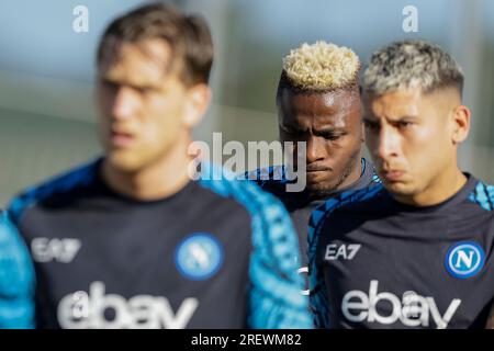 L'attaquant nigérian de SSC Napoli Victor Osimhen regarde avant le match amical SSC Napoli vs Hatayspor. Banque D'Images