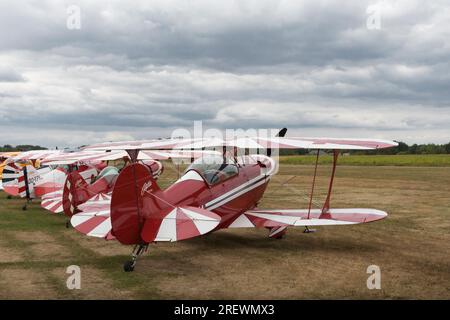 Hasselt. Limbourg - Belgique 27-08-2022. Biplans du début du 20e siècle. Exposition publique de divers modèles. Un ciel sombre nuageux et un aérodrome d'herbe avec Banque D'Images