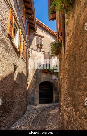 Rue dans la vieille ville de Malcesine sur le lac de Garde en Italie. Banque D'Images