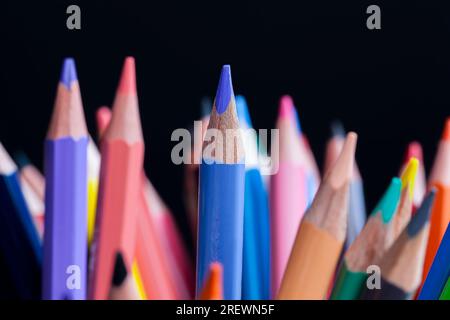 crayon en bois de couleur ordinaire avec fil souple de différentes couleurs pour le dessin et la créativité, gros plan des crayons après l'aiguisage et l'utilisation, crayon fou Banque D'Images