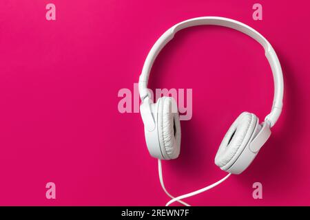 Casque blanc sur fond de couleur fuchsia gros plan Banque D'Images