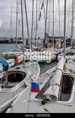 yachts de course amarrés dans le port de plaisance de cowes yacht haven sur l'île de wight. cowes week yachts de course dans les couchettes à cowes. Banque D'Images