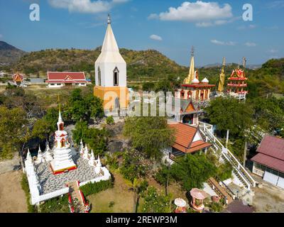 Drone vue aérienne de Wat Khao LAN Thom un temple bouddhiste thaïlandais à Hua Hin, Prachuap Khiri Khan, Thaïlande. Banque D'Images