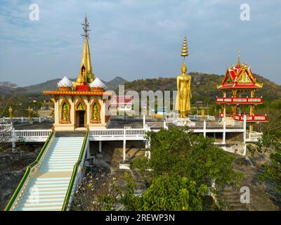 Drone vue aérienne de Wat Khao LAN Thom un temple bouddhiste thaïlandais à Hua Hin, Prachuap Khiri Khan, Thaïlande. Banque D'Images