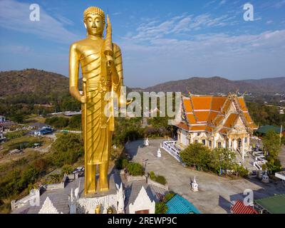 Drone vue aérienne de Wat Khao Noi un temple bouddhiste thaïlandais à Hua Hin, Prachuap Khiri Khan, Thaïlande. Banque D'Images