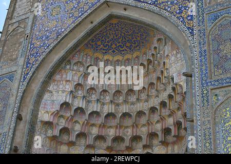 Détail de la décoration en céramique de l'arc d'entrée de la madrasa Abdoullaziz Khan à Boukhara, Ouzbékistan Banque D'Images