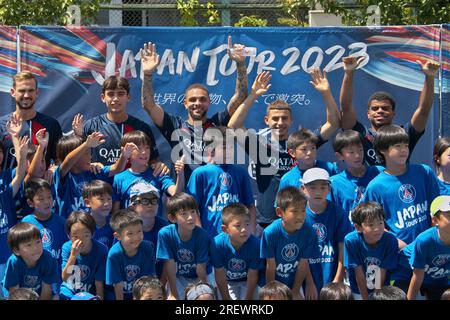 Tokyo, Japon. 30 juillet 2023. (G-D, dernière rangée)les joueurs du Paris Saint-Germain, le milieu de terrain Fabian Ruiz, le gardien de but Louis Mouquet, le défenseur Layvin Kurzawa, le milieu de terrain Ismael Gharbi, l’attaquant Noha Lemina posent pour la caméra lors de la clinique de football pour enfants à Tokyo, Japon, le 30 juillet 2023. Photo de Keizo Mori/UPI crédit : UPI/Alamy Live News Banque D'Images