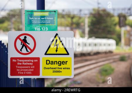 Pas d'intrusion sur la voie ferrée et panneau Samaritains à Hornsey Station Banque D'Images
