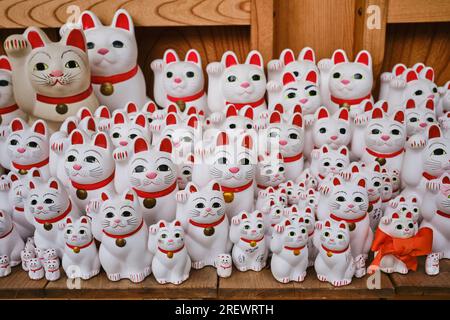 Juillet 2023, chats convoités (maneki Neko) au temple Gotokuji, Setagaya, Tokyo Banque D'Images