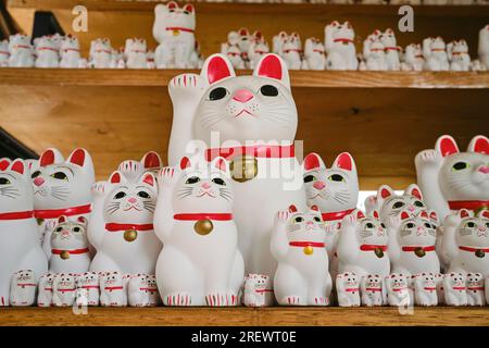 Juillet 2023, chats convoités (maneki Neko) au temple Gotokuji, Setagaya, Tokyo Banque D'Images