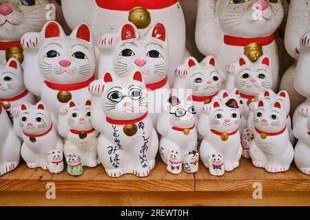 Juillet 2023, chats convoités (maneki Neko) au temple Gotokuji, Setagaya, Tokyo Banque D'Images