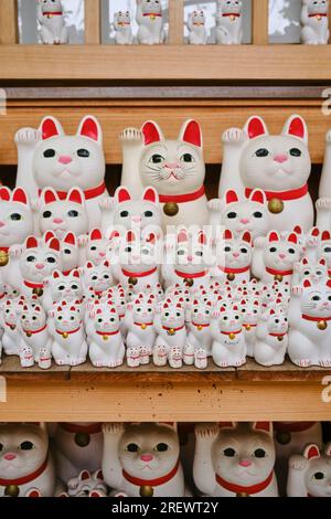 Juillet 2023, chats convoités (maneki Neko) au temple Gotokuji, Setagaya, Tokyo Banque D'Images