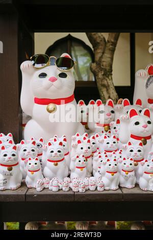 Juillet 2023, chats convoités (maneki Neko) au temple Gotokuji, Setagaya, Tokyo Banque D'Images