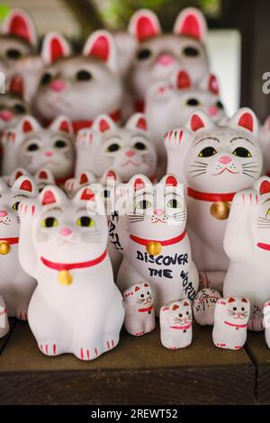 Juillet 2023, chats convoités (maneki Neko) au temple Gotokuji, Setagaya, Tokyo Banque D'Images