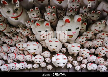 Juillet 2023, chats convoités (maneki Neko) au temple Gotokuji, Setagaya, Tokyo Banque D'Images