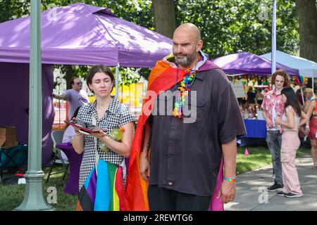 Le sénateur américain John Fetterman marche à travers le Festival de la fierté 2023 de Central PA. Des milliers de personnes ont assisté au Festival de la fierté 2023 de Central PA. Le sénateur américain John Fetterman était parmi les participants. Banque D'Images